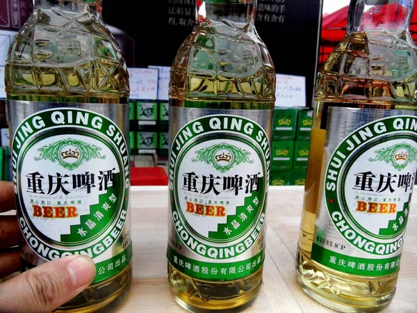 Butelkowane Chongqing Piwo Produkowane Przez Chongqing Brewery Ltd Jest Sprzedaż — Zdjęcie stockowe