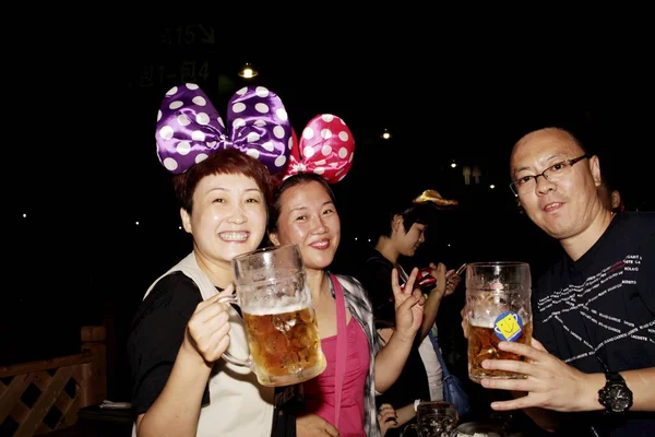 Посетители Наслаждаются Пивом Время Октоберфеста Пекине Китай Сентября 2013 — стоковое фото