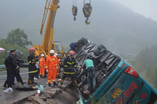 Vehículo Grúa Levanta Autobús Pasajeros Después Accidente Que Mató Hirió — Foto de Stock