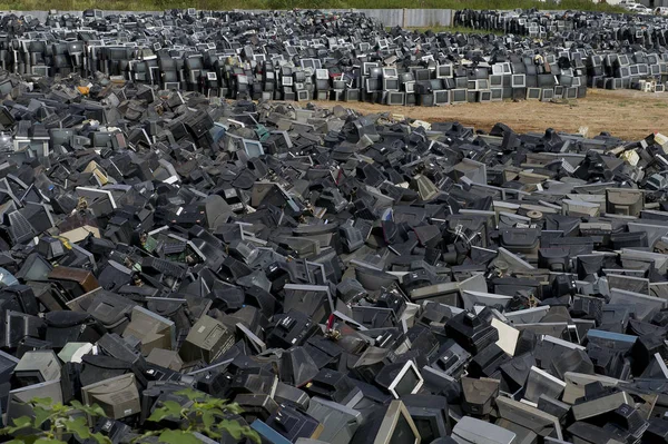 リサイクルされる廃棄された古いCrt 陰極線管 テレビの数万台は 2013年8月26日 中国中央省珠州市のヤードに積み重ねられます — ストック写真