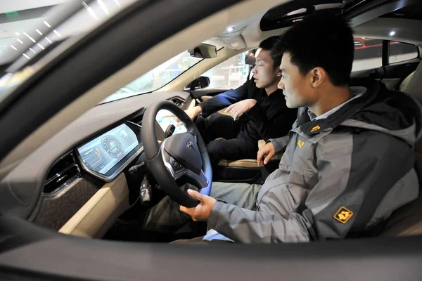 Los Visitantes Prueban Coche Eléctrico Modelo Exhibición Tienda Tesla Beijing — Foto de Stock