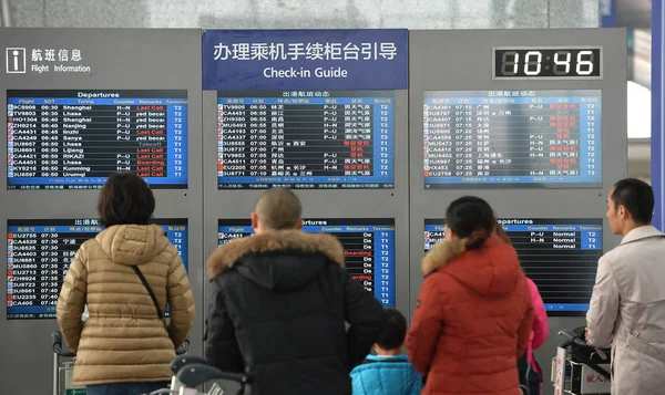 Los Pasajeros Miran Información Los Vuelos Aeropuerto Internacional Chengdu Shuangliu — Foto de Stock