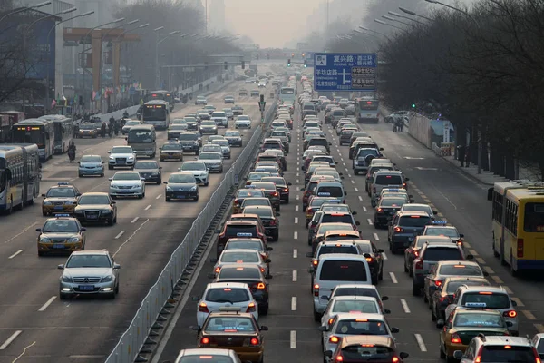 Massas Carros Movem Lentamente Engarrafamento Uma Estrada Pequim China Março — Fotografia de Stock