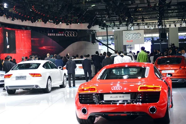 Menschen Besuchen Den Stand Von Audi Während Der Internationalen Automobilausstellung — Stockfoto