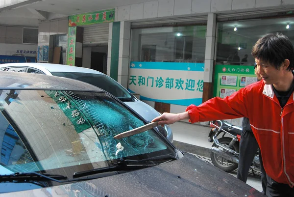 Proprietário Carro Limpa Preservativo Usado Pára Brisas Dianteiro Quebrado Seu — Fotografia de Stock