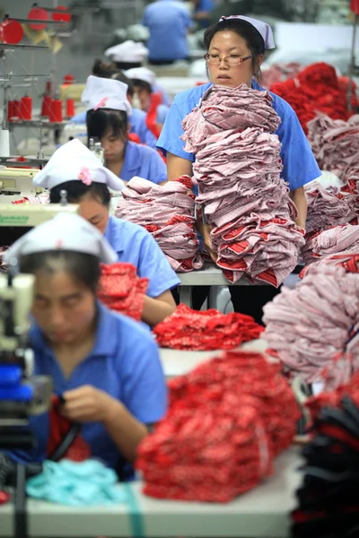 Trabajadoras Chinas Cosen Ropa Para Exportar Una Fábrica Prendas Vestir — Foto de Stock