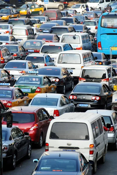 Masy Automobilů Autobusů Pomalu Pohybují Dopravní Zácpě Během Dopravní Špičky Stock Snímky
