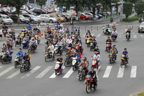 Chińscy Rowerzyści Jeżdżą Motocyklem Rowerami Elektrycznymi Lub Skuterami Drogach Mieście — Zdjęcie stockowe