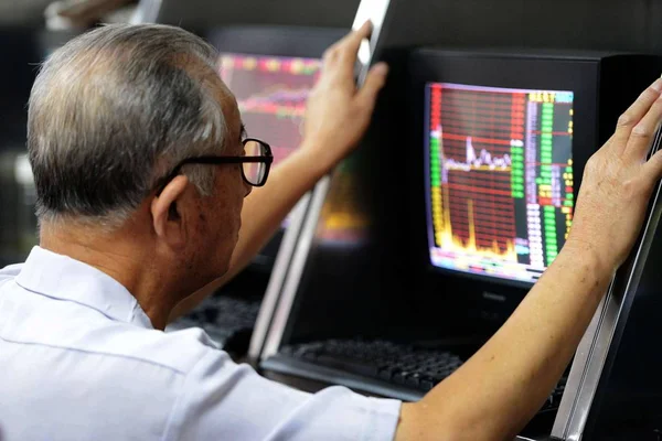 Investor Cina Melihat Harga Saham Sebuah Rumah Pialang Saham Qingdao — Stok Foto