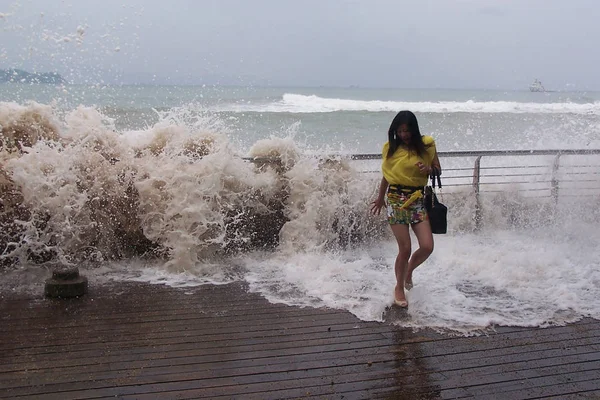 Una Joven China Corre Por Seguridad Mientras Las Olas Marea — Foto de Stock