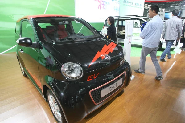 Visitatori Guardano Auto Elettrica Dongfeng E30L Alla Fiera Internazionale Dell — Foto Stock
