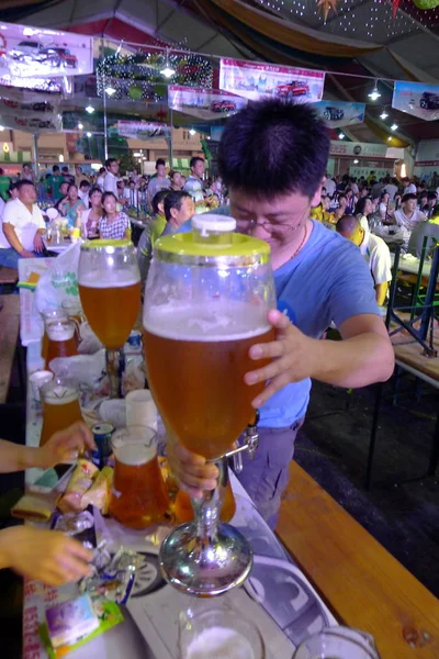 Een Chinese Ober Bereidt Een Groot Glas Bier Voor Gasten — Stockfoto
