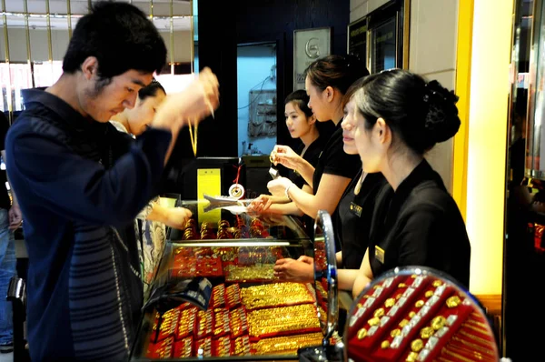中国の顧客は 2013年10月2日 中国東部江蘇省梁雲江江の店で黄金の作品を購入します — ストック写真
