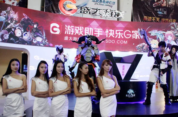 Modelos Posam Estande Dos Jogos Shanda Durante 11Th China International — Fotografia de Stock