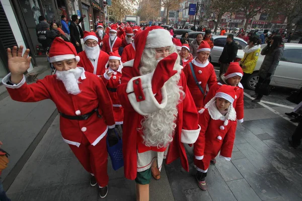 Chinesen Weihnachtsmannkostümen Marschieren Auf Einer Straße Der Stadt Jinan Der — Stockfoto