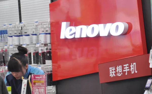 Een Chinese Werknemer Wordt Gezien Een Winkel Van Lenovo Qingdao — Stockfoto