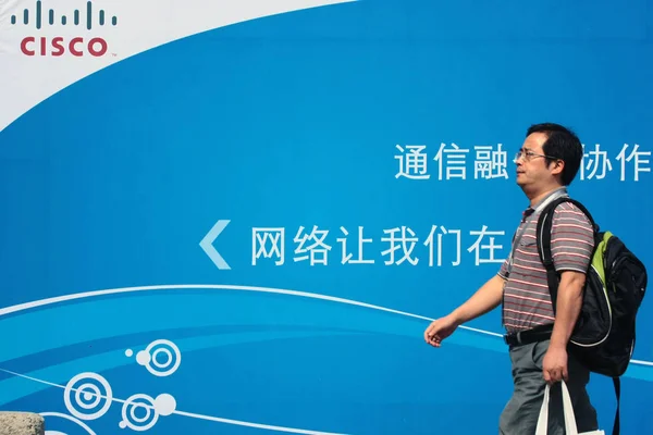 Пешеход Проходит Мимо Рекламы Компании Cisco Systems Inc Шанхае Китай — стоковое фото