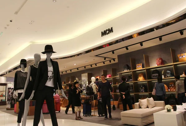 Müşteriler Xidan Yeni Açılan Galeries Lafayette Amiral Gemisi Alışveriş Merkezinde — Stok fotoğraf