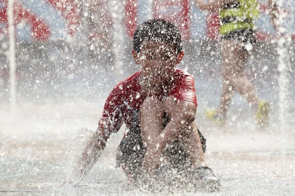 Young Boy Gets Splash Water Cool Fountain Scorching Day Shenyang — Stock Photo, Image