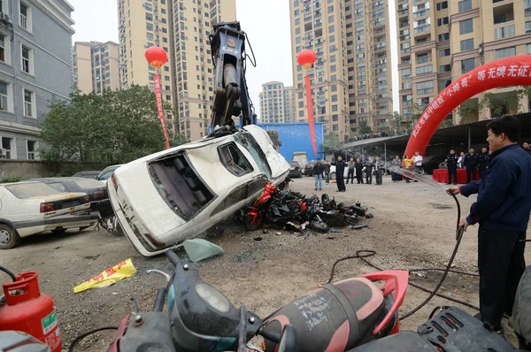 Una Máquina Sujeta Destroza Automóvil Bmw Una Ceremonia Demolición Vehículos — Foto de Stock
