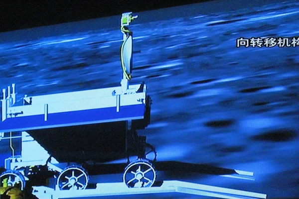 在2013年12月15日从Cctv 中国中央电视台 拍摄的这张电视片中 一个3D电脑生成的视频显示了中国第一台月球漫游车 Yutu 在软着陆后与Change 3登月者分离 — 图库照片