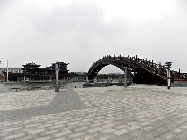 Κόσμους Μεγαλύτερη Ζωής Ξύλινη Αψίδα Γέφυρα Χαρούμενη Xujiang Παρατηρείται Πάνω — Φωτογραφία Αρχείου