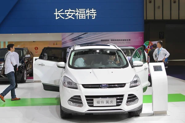 Visitatori Provano Una Ford Kuga Durante Una Fiera Automobilistica Shanghai — Foto Stock