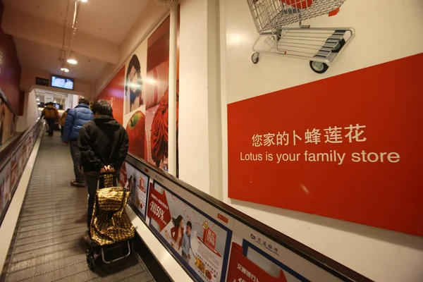 Los Clientes Compran Supermercado Lotus Shanghai China Abril 2013 —  Fotos de Stock