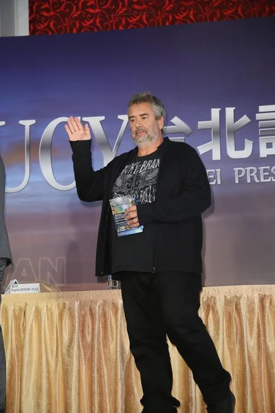 Sutradara Prancis Luc Besson Melambai Saat Konferensi Pers Untuk Filmnya — Stok Foto