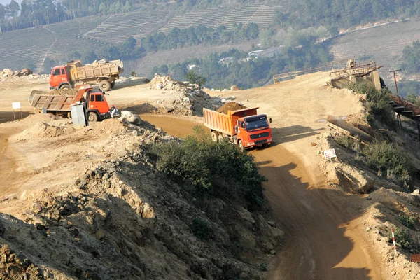 Caminhões Transportam Terras Raras Uma Mina Condado Autônomo Mojiang Hani — Fotografia de Stock