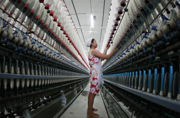 Trabalhador Chinês Fêmea Lida Com Produção Fios Serem Exportados Para — Fotografia de Stock