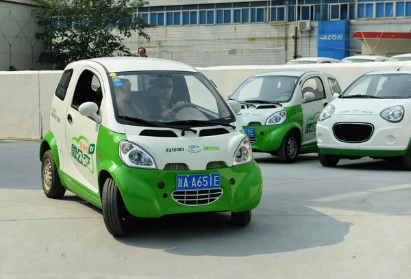 Cliente Conduce Coche Compacto Eléctrico Desde Una Estación Alquiler Vehículos — Foto de Stock