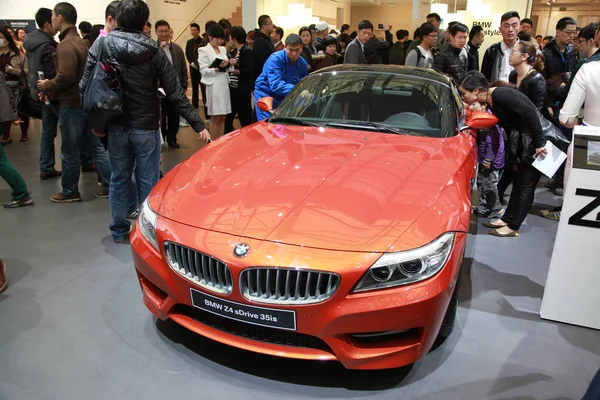 Visitantes Olhar Para Bmw Sdrive 35Is Durante 15Th Shanghai International — Fotografia de Stock