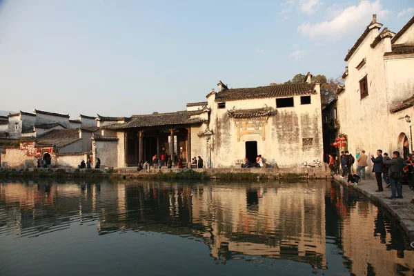 Turistas São Vistos Frente Edifícios Tradicionais Aldeia Hongcun Que Foi — Fotografia de Stock