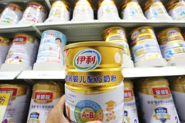 2013年9月1日 一位中国顾客在中国中部河南省许昌的一家超市购买一吨伊利婴儿配方奶粉 — 图库照片