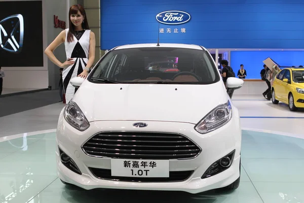 2013年11月21日 在中国广东省南部广州市举行的第十一届中国 国际汽车展览会 广州车展 福特嘉年华 举行了一场名为 广州汽车 2013 的车型 — 图库照片