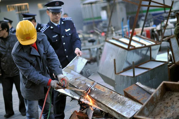 Kinesisk Arbetstagare Använder Svetsbrännare För Att Skära Isär Gatan Grill — Stockfoto