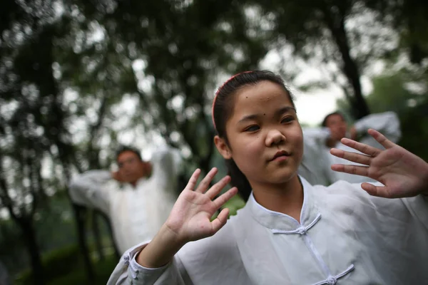 2013年8月20日 中国北京 一名12岁的盲童 前人和其他盲生练习太极拳 — 图库照片