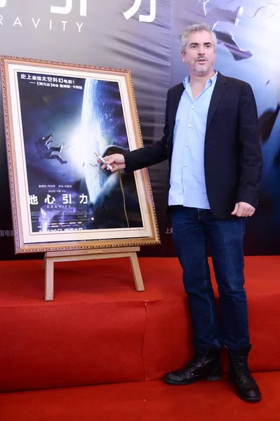 Mexikansk Filmregissör Alfonso Cuaron Poserar Bredvid Affisch Hans Nya Film — Stockfoto