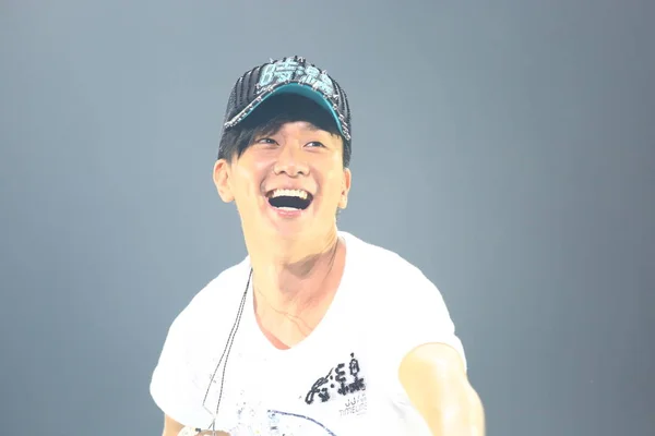 Singaporeanischer Sänger Lin Lächelt Während Seines Timeline World Tour Konzerts — Stockfoto