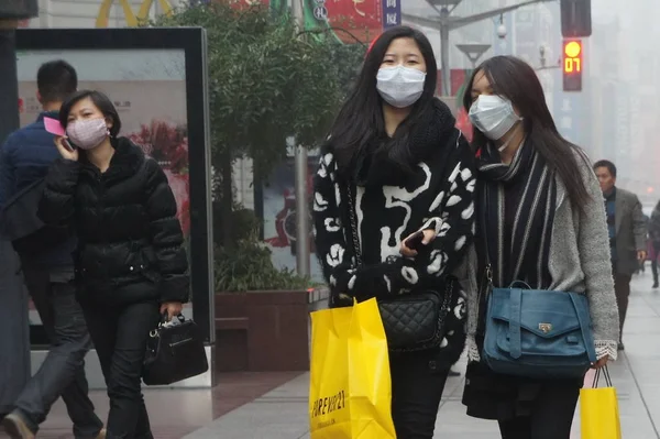 Piesi Noszenie Maski Twarzy Chodzić Drodze Ciężkich Smog Szanghaju Chiny — Zdjęcie stockowe