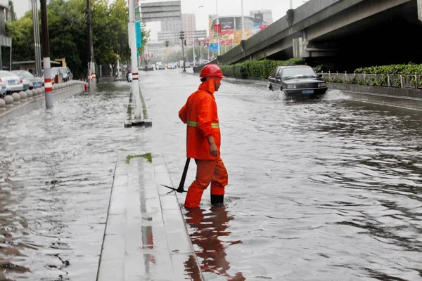 Китайский Рабочий Идет Затопленной Дороге Время Сильного Дождя Вызванного Тайфуном — стоковое фото