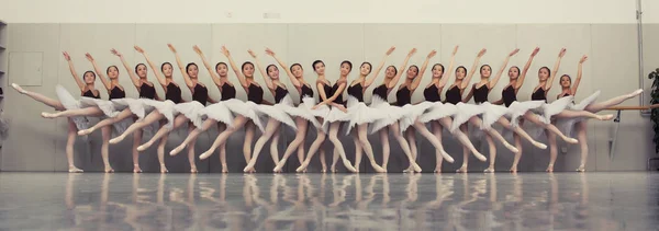 Китайские Выпускники Балетного Факультета Пекинской Танцевальной Академии Позируют Выпускных Фотографий — стоковое фото
