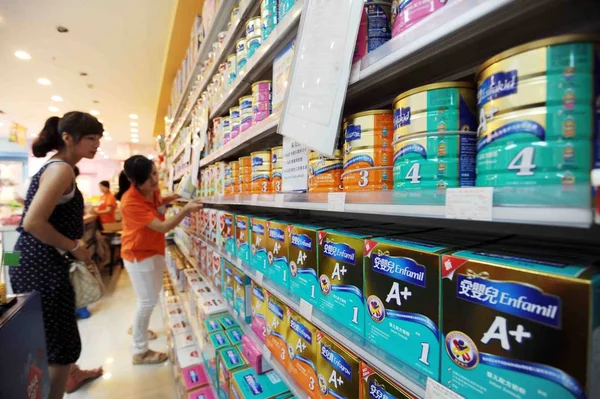 Ügyfél Üzletek Enfamil Enfagrow Baby Formula Mead Johnson Egy Boltban — Stock Fotó