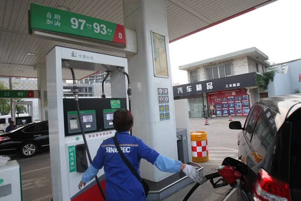 Funcionário Abastece Carro Posto Gasolina Nantong Leste Província Chinas Jiangsu — Fotografia de Stock