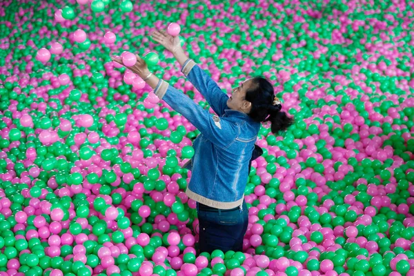 Participante Juega Con Las Bolas Del Océano Una Piscina Llena — Foto de Stock