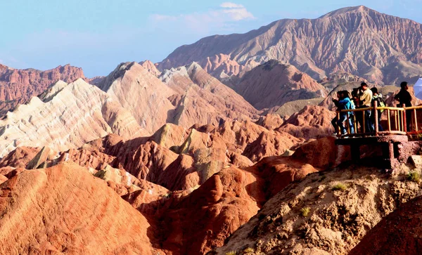 Китайские Посетители Осмотрят Скальные Образования Геологическом Парке Чжанъе Данься Провинции — стоковое фото