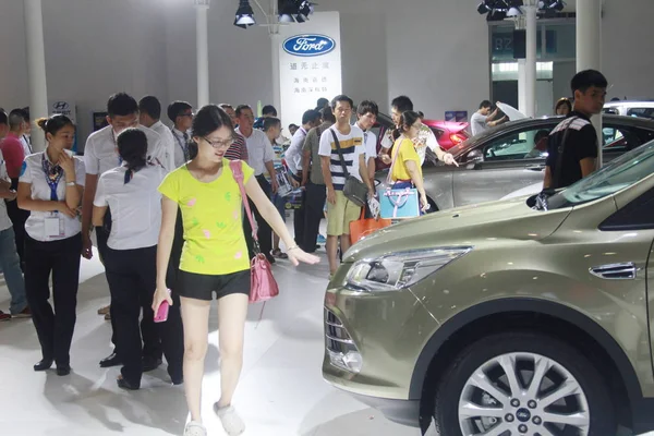 Visitors Crowd Stand Ford Automobile Exhibition Haikou South Chinas Hainan — Stock Photo, Image
