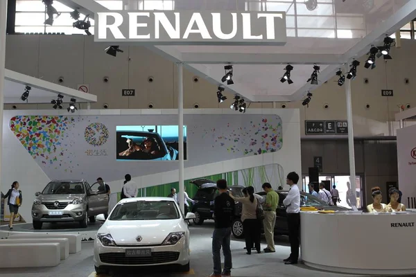 Menschen Besuchen Den Stand Von Renault Während Einer Automobilausstellung Shanghai — Stockfoto
