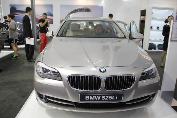 Visitante Experimenta Bmw 525Li Durante Show Automóveis Cidade Haikou Sul — Fotografia de Stock